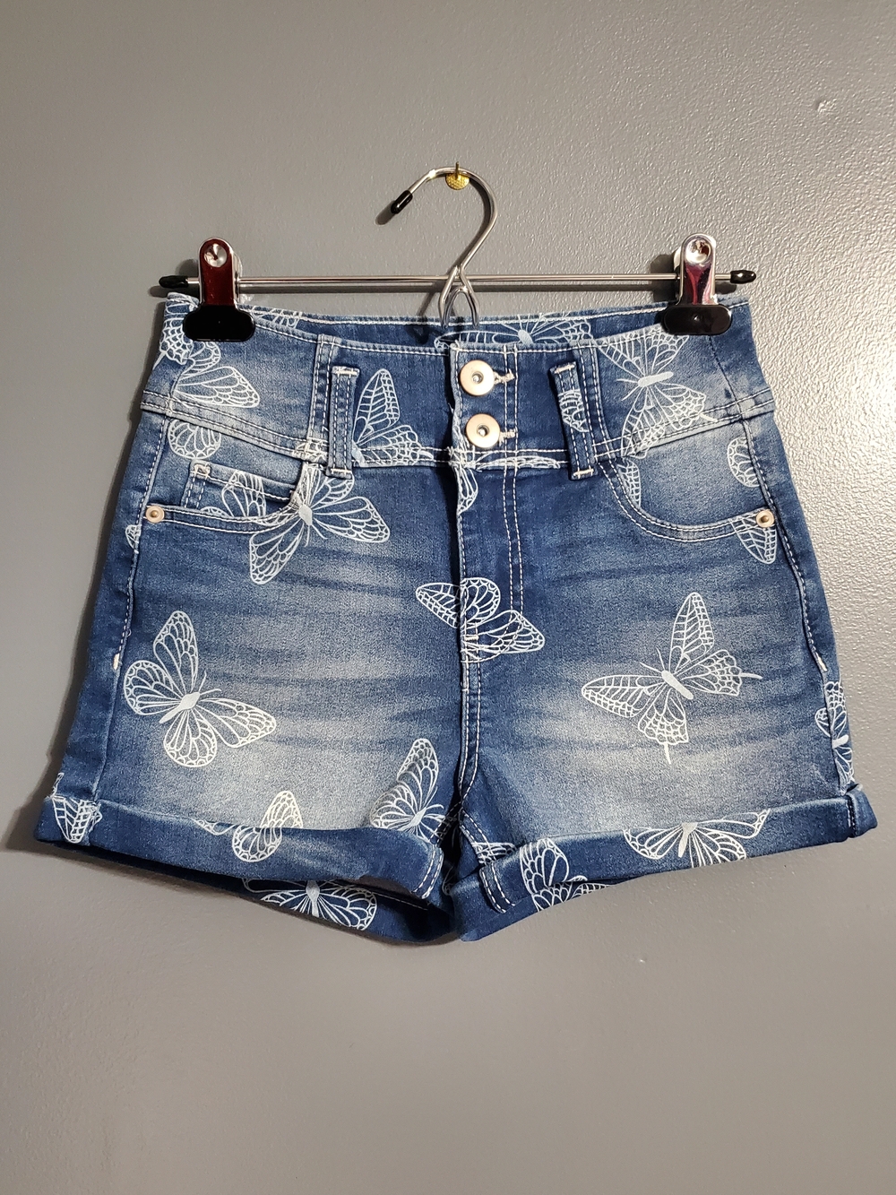 No Boundaries White Butterfly Print Denim Shorts - Blue Women's Size 5 - Picture 1 of 4